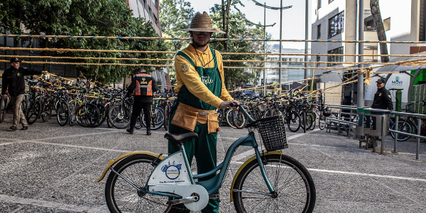  La Universidad Javeriana implementa una iniciativa para reducir la huella de carbono por movilidad en el campus, cuya emisión supera las 12.000 toneladas anuales. Mediante aportes en el uso de parqueaderos y motocicletas, se financiarán proyectos de reforestación en Meta. Además, se promueven opciones de movilidad sostenible como vehículos eléctricos, patinetas y bicicletas para incentivar prácticas responsables.